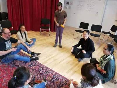 跨越山海的戲劇對(duì)話 一位美國(guó)導(dǎo)演與涼山彝族版《羅密歐與朱麗葉》